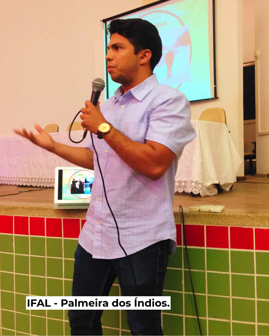 Eliédson Rafael palestrando com microfone no IFAL de Palmeira dos Índios